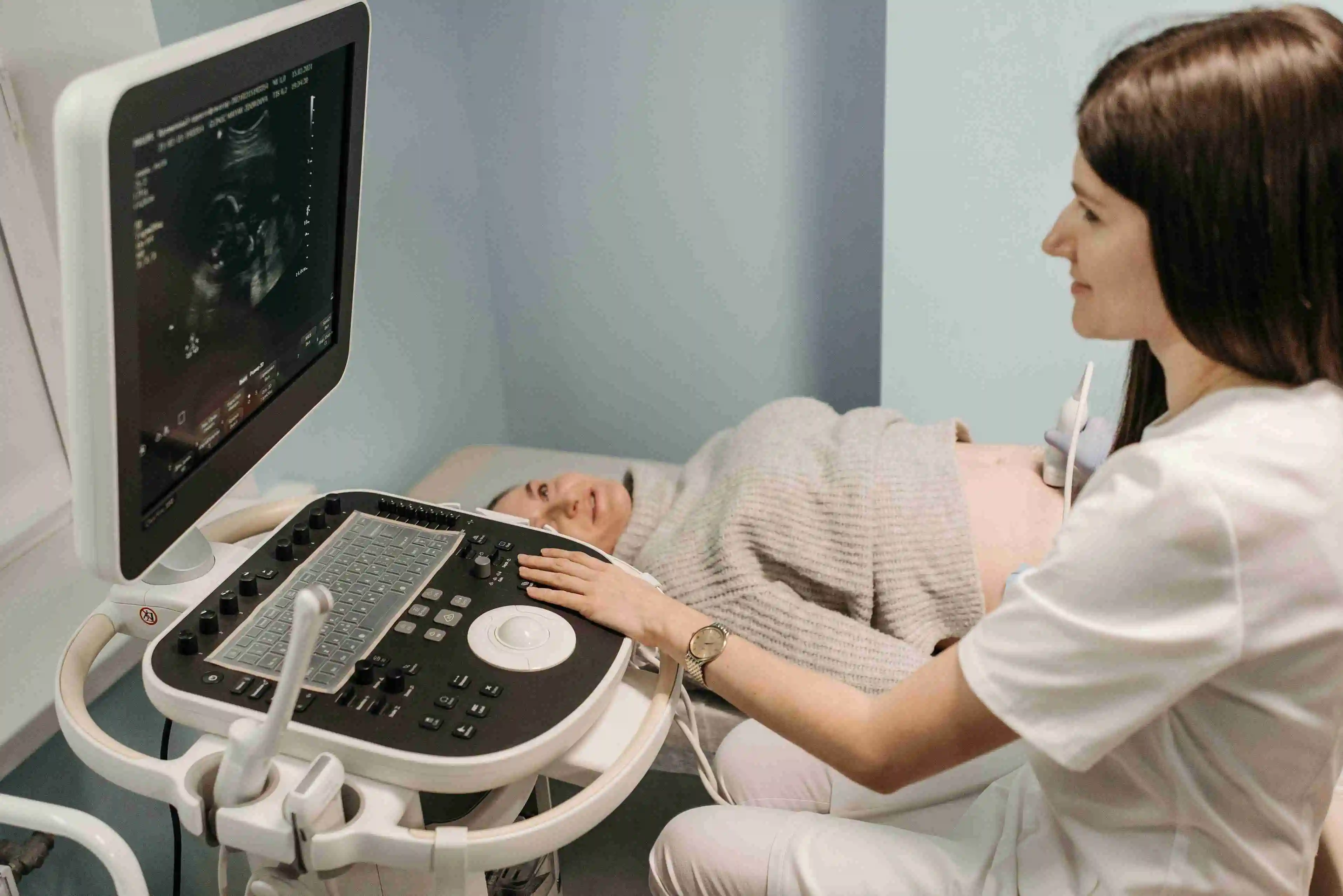 doctor prenatal checkup third trimester